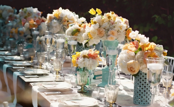 blue-white-peach-vintage-wedding-table-centerpieces