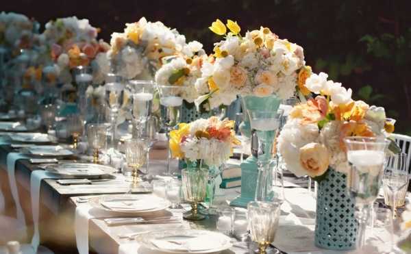 bluewhitepeachvintageweddingtablecenterpieces