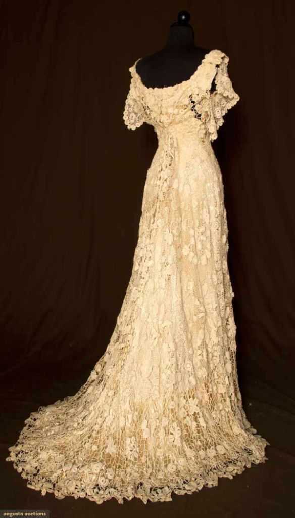 vintagelaceweddingdress.jpg