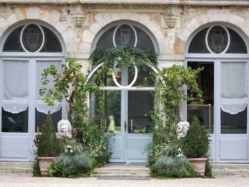 chateau wedding flowers decor
