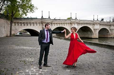 Springtime couple shoot in Paris by Anneli Marinovich