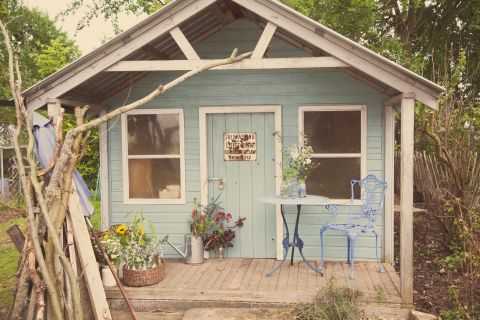 vintage wedding cabin © - Christy Blanch Photography / French Wedding Style Blog