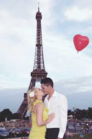 engagement photo shoot in paris