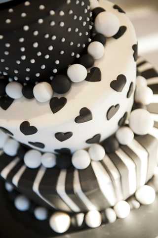 monochrome wedding cake