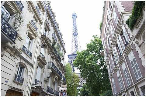 Blind date engagement shoot in Paris