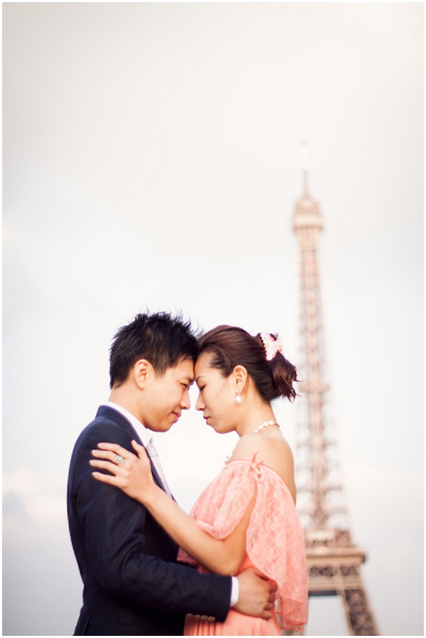 chinese couple eiffel tower