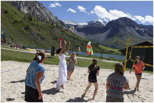 bride beach volleyball