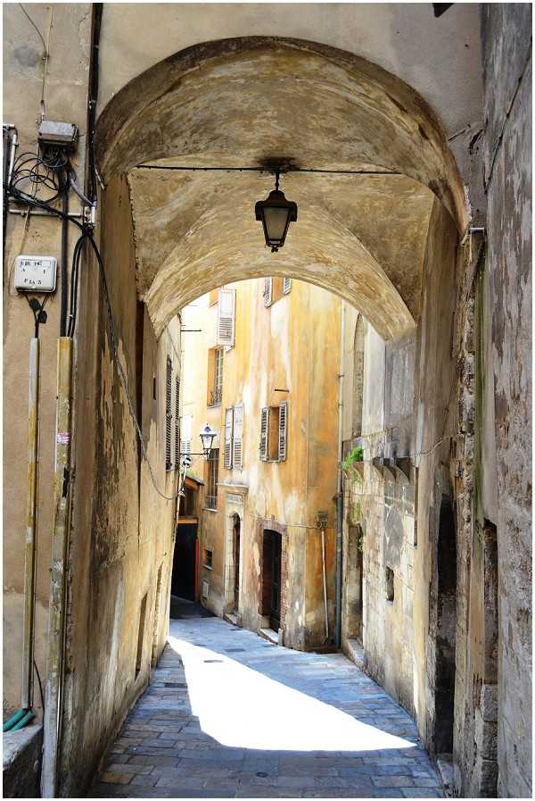 Arch in Grasse, Provence Arch in Grasse, France