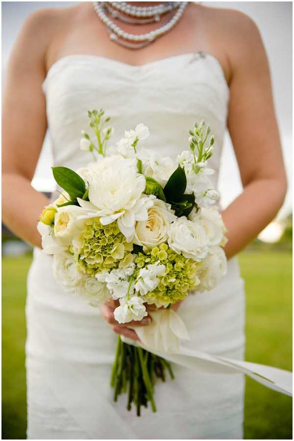 white green bridal bouquet