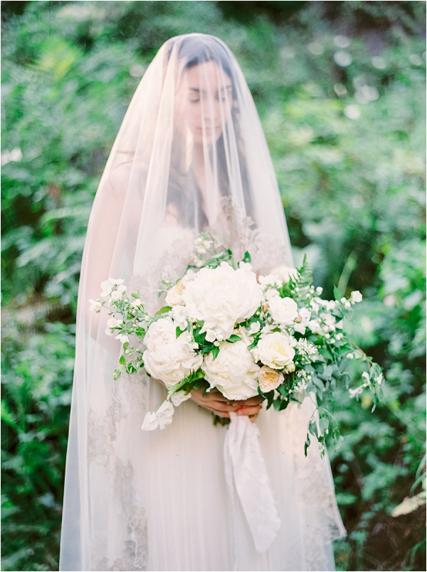 Stunning bride, veil and beautiful bouquet