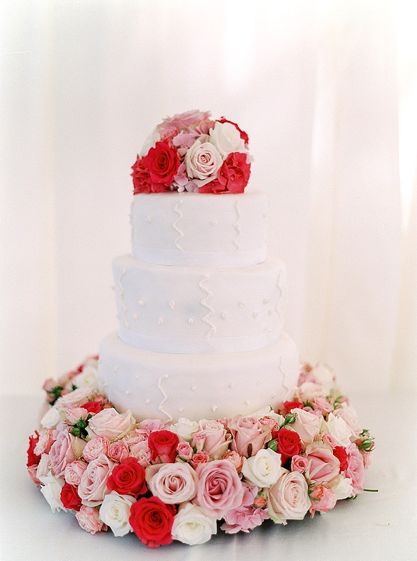 Elegant wedding cake with flowers