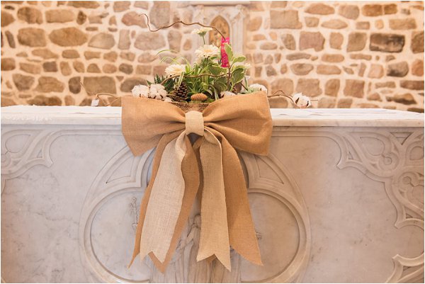 Neutral hessian bows on the wedding alter
