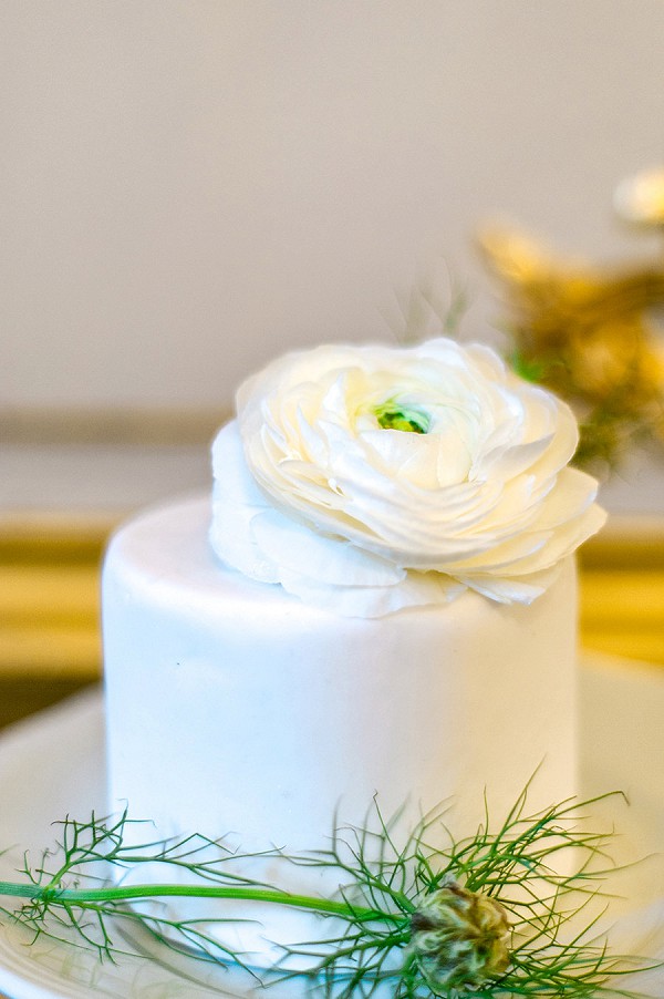Simple fresh flower wedding cake