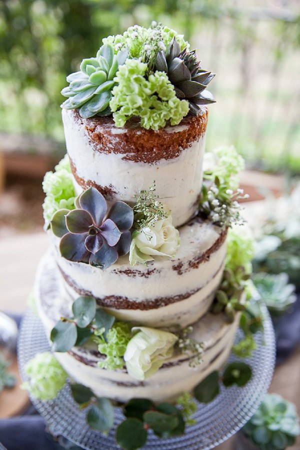 Wedding cake with fresh flowers