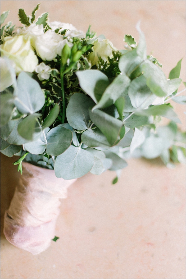 DIY hand tied wedding bouquet | Image by Maya Maréchal Photography