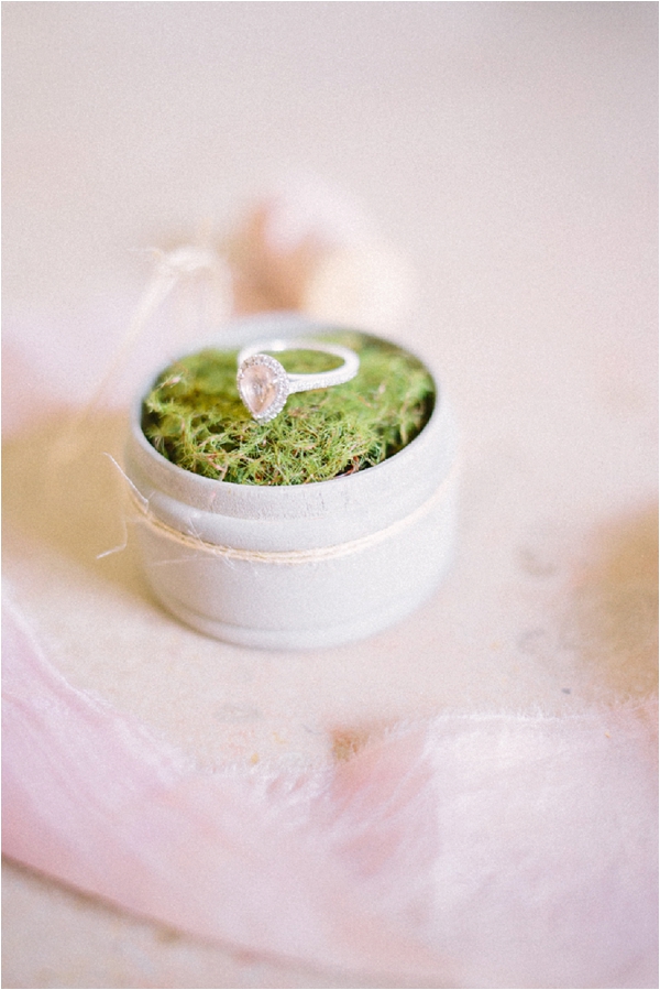 moss ring box | Image by Maya Maréchal Photography
