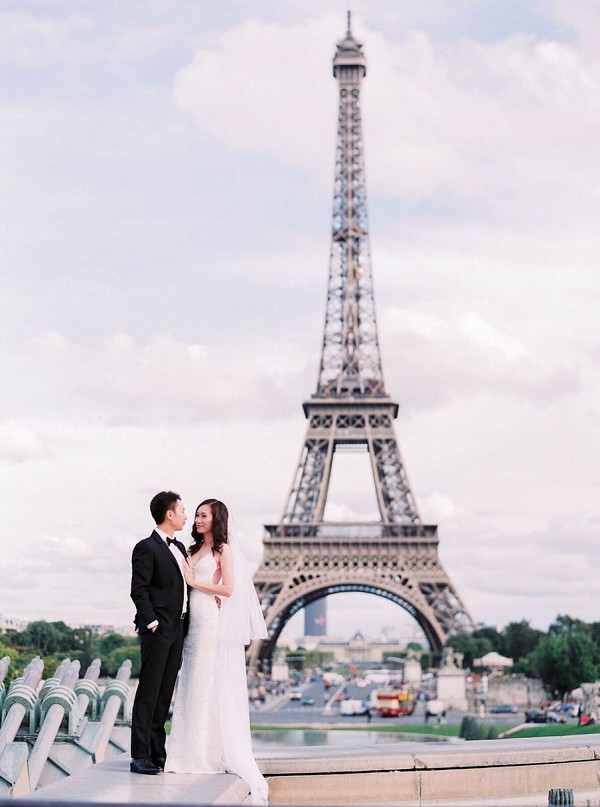 Eiffel Tower Wedding Photo