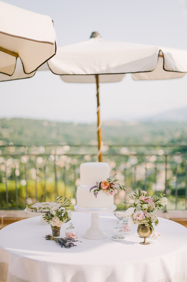 5 Hot Summer Wedding BohemeMoonPhotography Provence wedding cake
