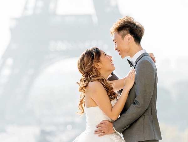 eiffel tower wedding photo