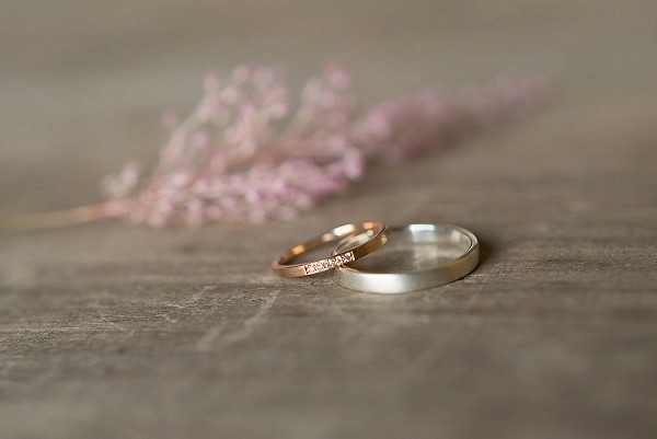 gold and silver wedding rings