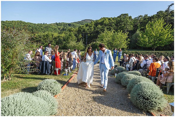 relaxed outdoor ceremony
