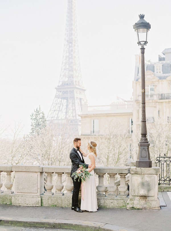 romantic eiffel tower wedding photo
