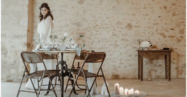 beatiful wedding table design and long white dress