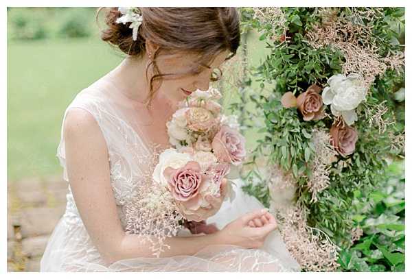 https://www.frenchweddingstyle.com/wp-content/uploads/2018/09/lovely-roses-and-a-beutiful-bride.jpg