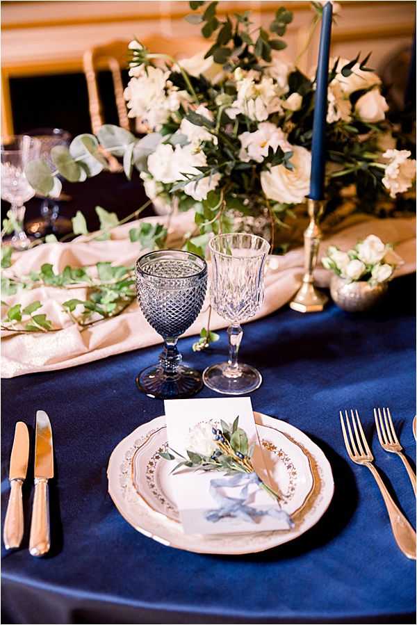 elegant table setting at Winter Wedding in Paris | Daria Lorman photography elegant table setting at Winter Wedding in Paris