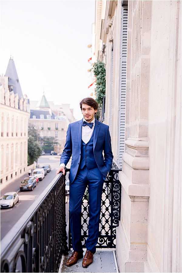groom's blue suit at Winter Wedding in Paris | Daria Lorman photography groom's blue suit at Winter Wedding in Paris