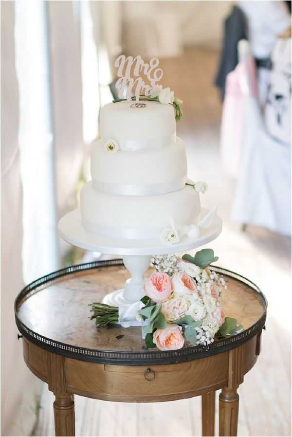 Classic white destination wedding cake by Noces du Monde