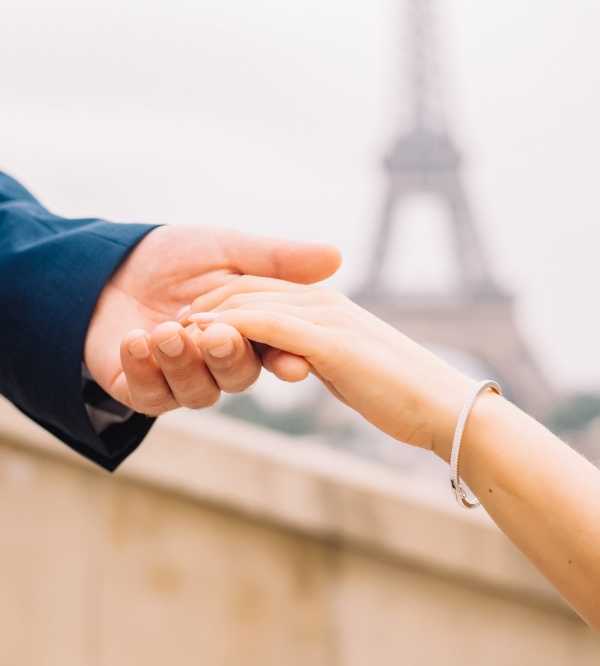 couples hands eiffel tower