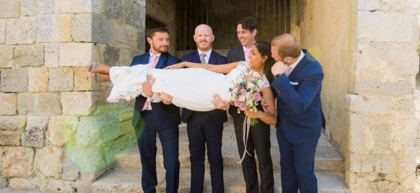 wedding photo bride hold