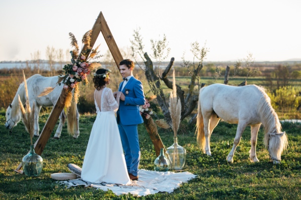 https://www.frenchweddingstyle.com/wp-content/uploads/2019/05/france-country-style-wedding.jpg