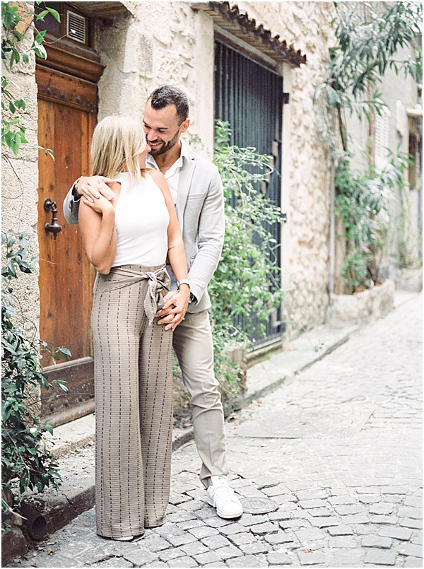 sweet engagement photos in the streets of Antibes