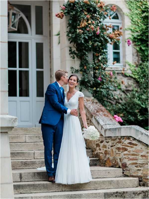 Rosa Clara lace wedding dress and bouquet * Image by Thomas Raboteur