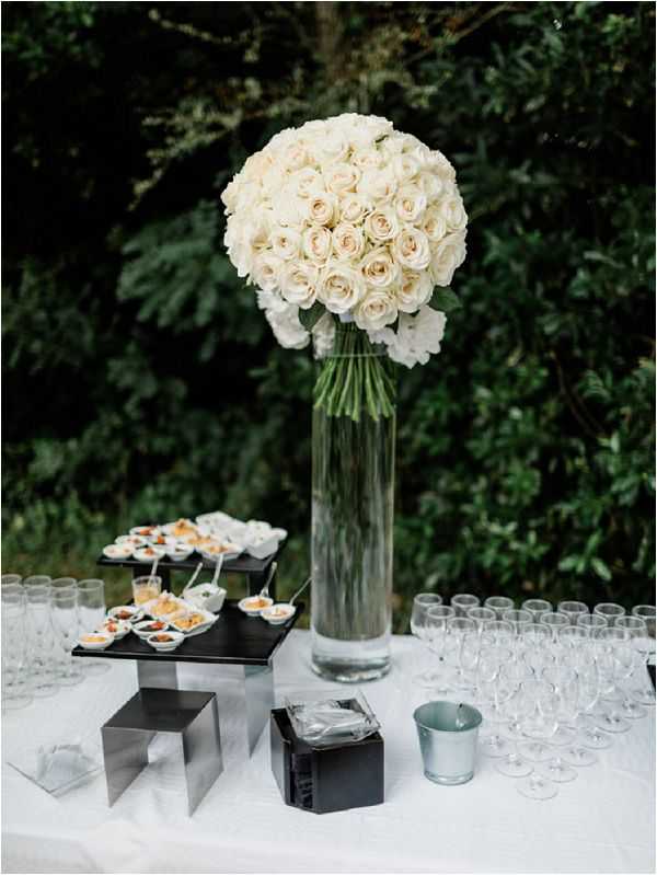 wedding flowers for catering table * Image by Thomas Raboteur