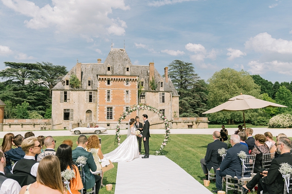 Chateau de Courcelles le Roy bride and groom