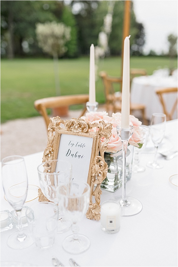 Pink and white table decoratons