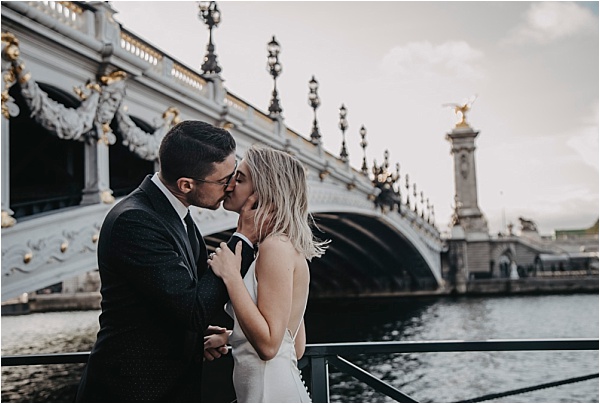 Kiss at Alexander III Bridge
