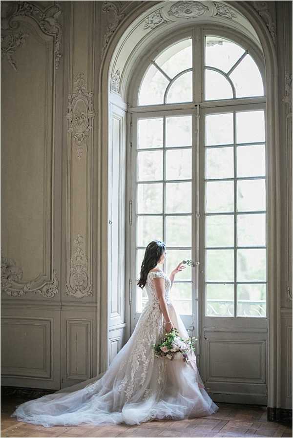 Beautiful bride at Chateau de Chantilly