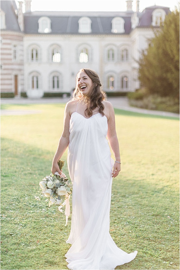 Bride in front of Château Comtesse Lafond