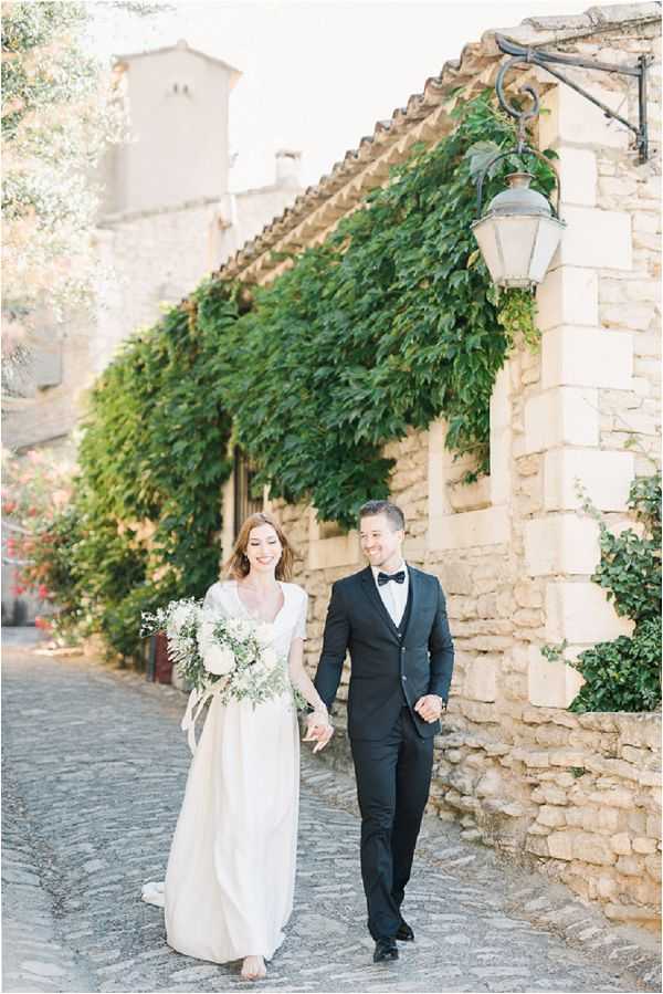 planning a wedding in Provence Images by Jeremie Hkb