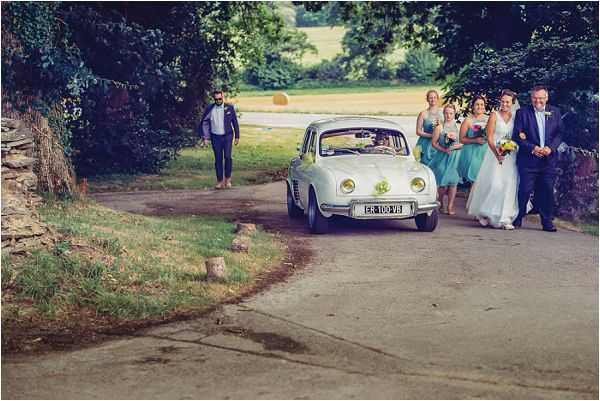 vintage wedding car France | Photography by Wedding Fusion Imagery