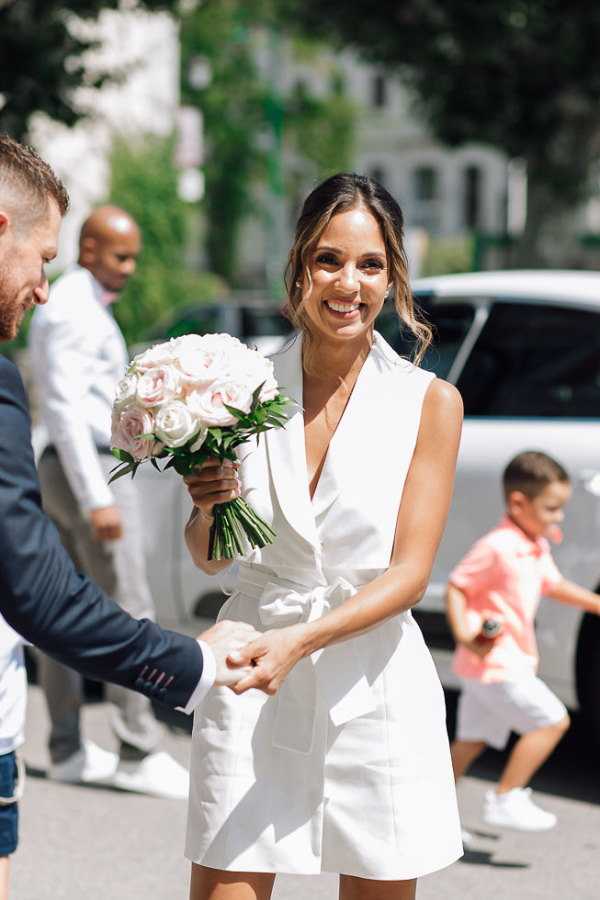 bride holding bouquet of roses