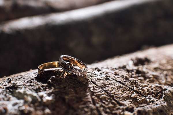 close up photo of wedding rings