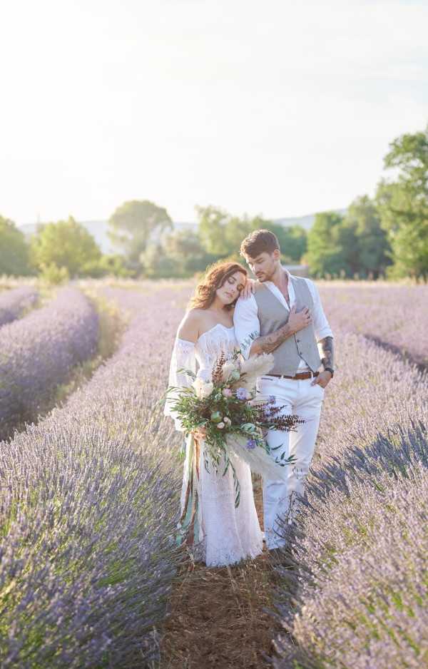 Bride and groom in the lavender meadows of Domaine de Bres