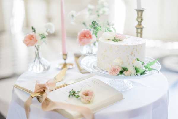 White one tier wedding cake with pastel real flower decorations