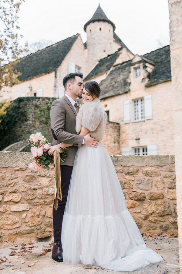 bride and groom in front of Château la Carrière