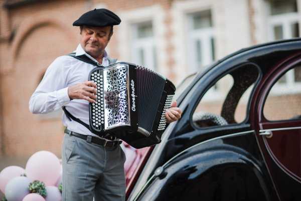 french accordion player in black beret